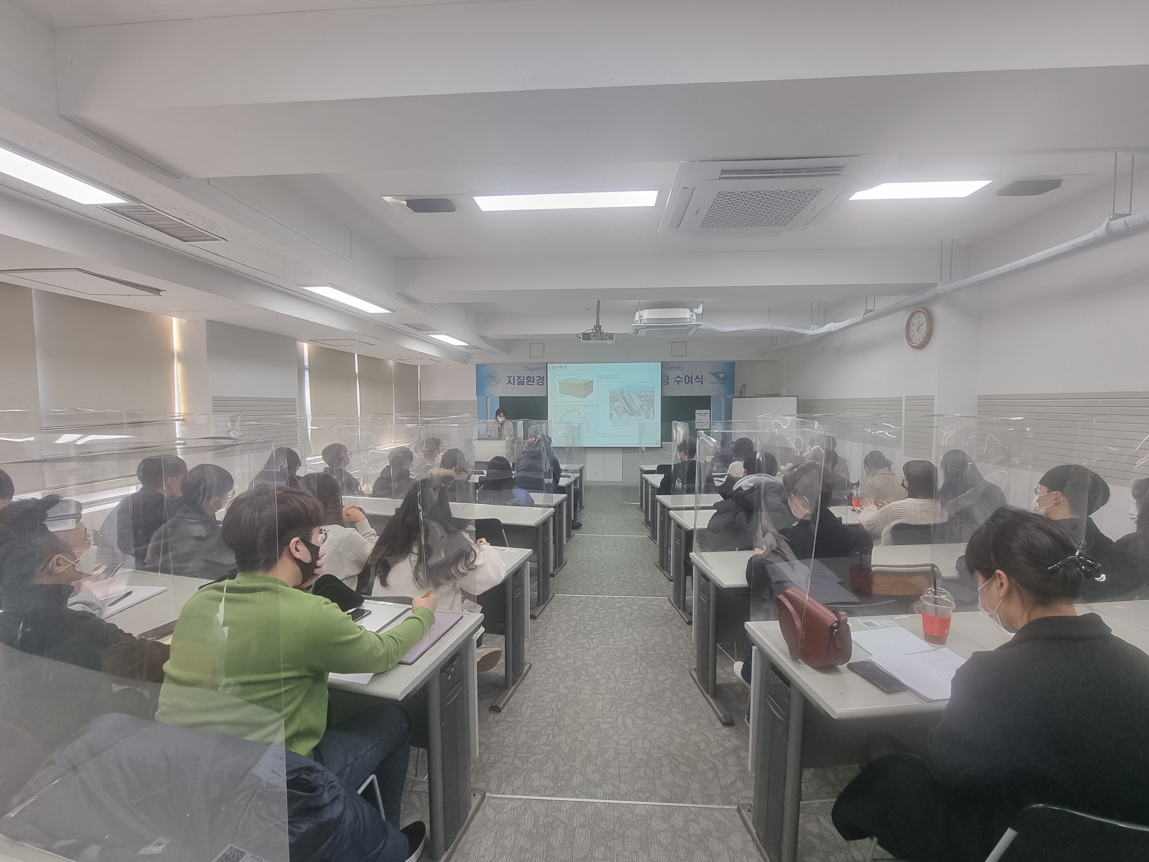 2022학년도 지질환경과학과 학술제/교수장학금 수여식 KakaoTalk_20221206_172116040_14.jpg